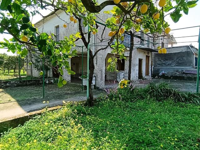 Case e ville in vendita di 300 m² in Via Appia, 1342