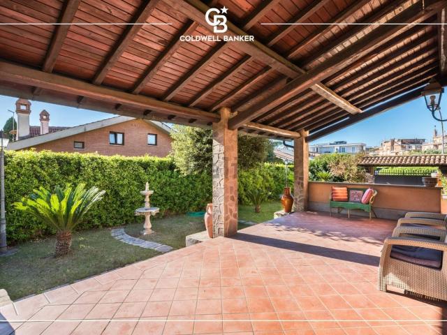 Case e ville in vendita di 300 m² in Via Ariccia, 11