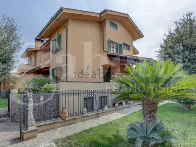 Case e ville in vendita di 300 m² in Via Ariccia, 11