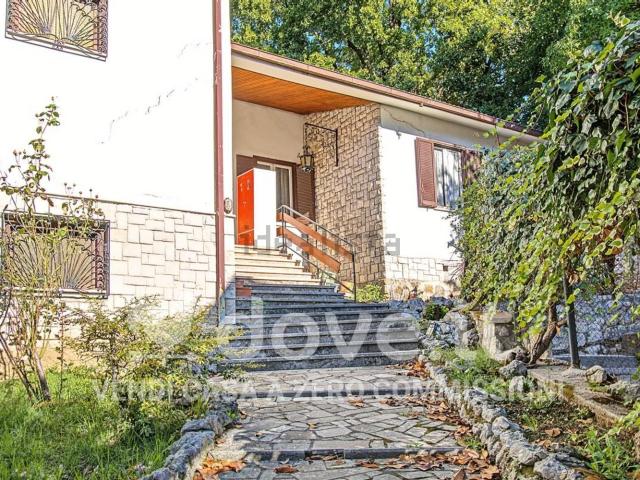 Case e ville in vendita di 300 m² in Via Boschetto, 104
