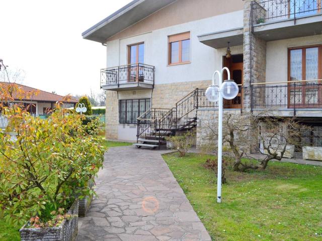 Case e ville in vendita di 300 m² in Via Bustigatti