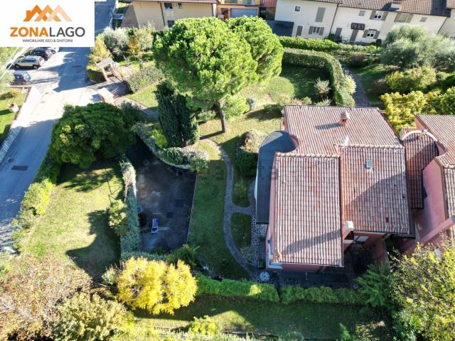 Case e ville in vendita di 300 m² in Via G. Puccini, 59