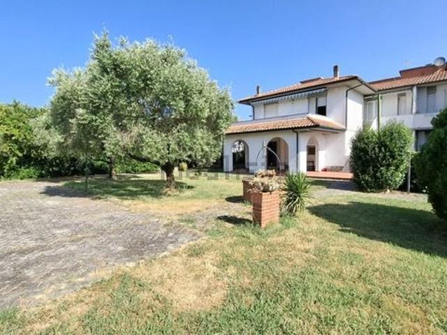 Case e ville in vendita di 300 m² in Via Galileo Galilei