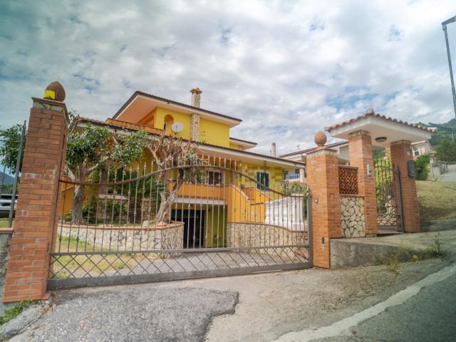 Case e ville in vendita di 300 m² in Via Galileo Galilei, 35
