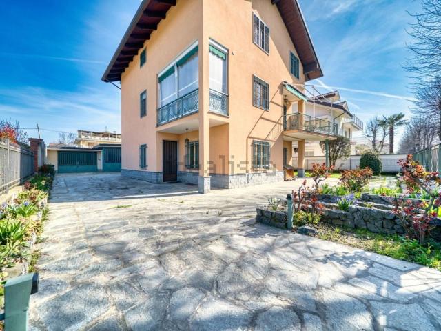 Case e ville in vendita di 300 m² in Via Generale Perotti, 28