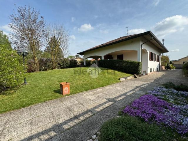 Case e ville in vendita di 300 m² in Via Giacomo Leopardi, 22