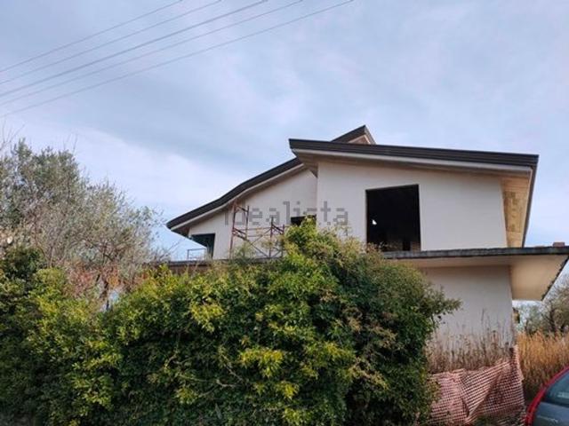 Case e ville in vendita di 300 m² in Via giardino