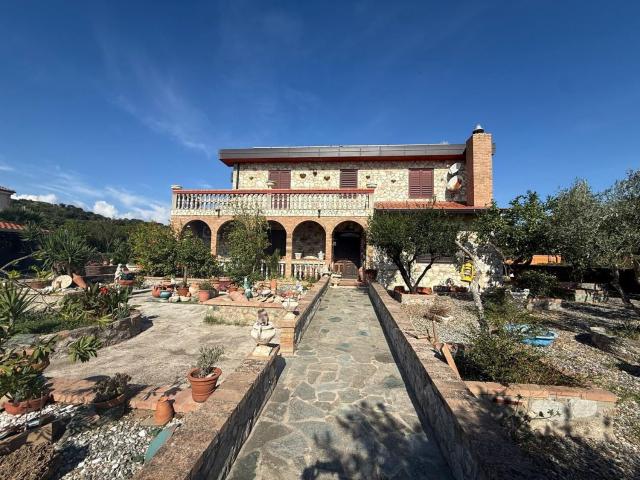 Case e ville in vendita di 300 m² in Via Giovanni Falcone