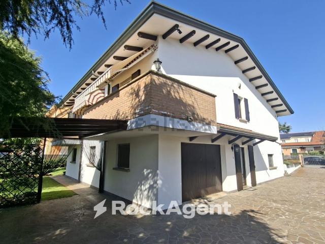 Case e ville in vendita di 300 m² in Via Giovanni Pascoli, 2