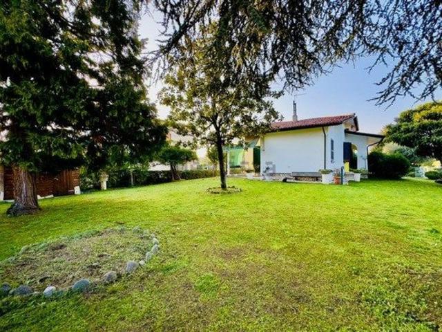 Case e ville in vendita di 300 m² in Via Giovanni XXIII, 24