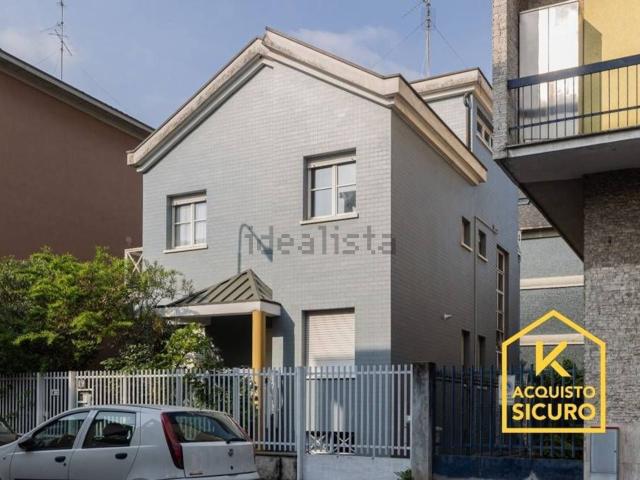 Case e ville in vendita di 300 m² in Via Don Carlo Porro, 19