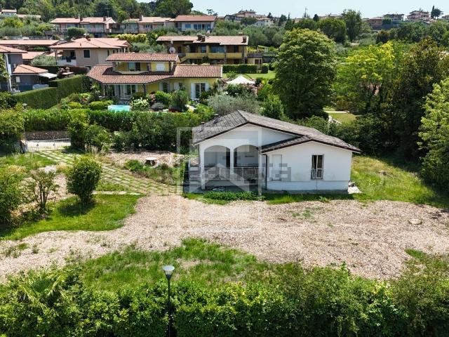 Case e ville in vendita di 300 m² in Via degli Alpini, 3