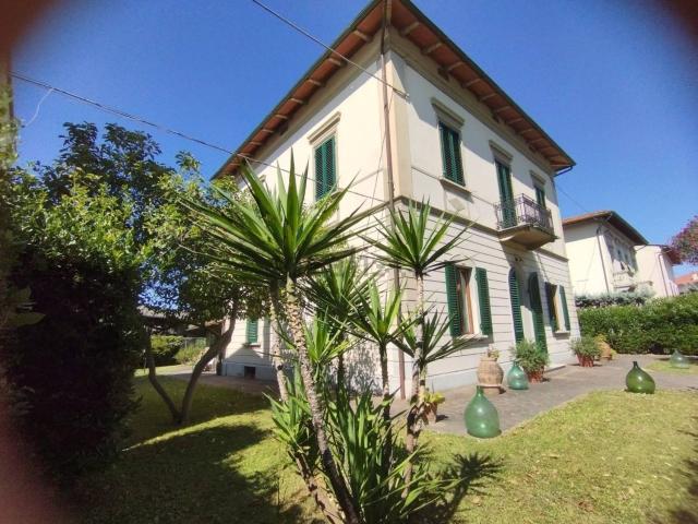 Case e ville in vendita di 300 m² in Via dei Fossi