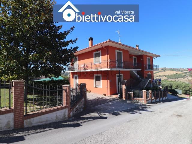 Case e ville in vendita di 300 m² in Via dei Prati, 5
