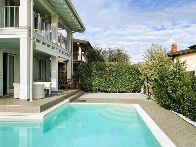Case e ville in vendita di 300 m² in Via dei Prati