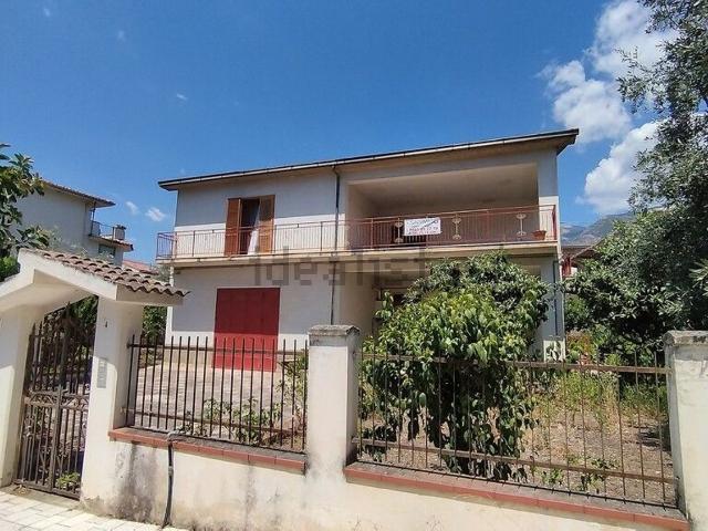 Case e ville in vendita di 300 m² in Via dei Gerani, 1