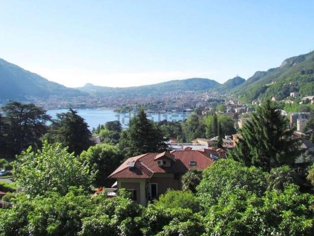 Case e ville in vendita di 300 m² in Via dei Villini