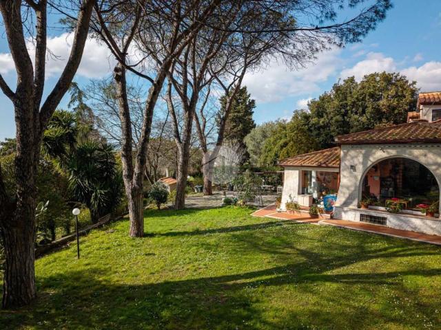 Case e ville in vendita di 300 m² in Via del Casale Lumbroso