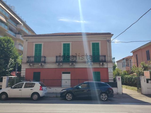 Case e ville in vendita di 300 m² in Via del Circuito