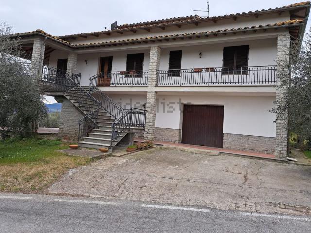 Case e ville in vendita di 300 m² in Via del Poggio