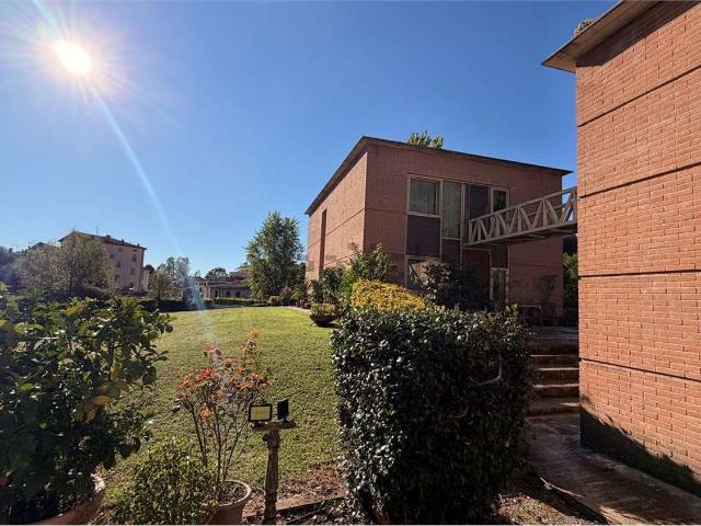 Case e ville in vendita di 300 m² in Via della Chiesa I