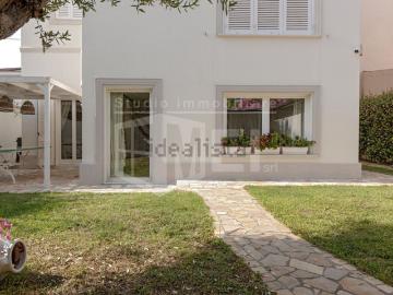 Case e ville in vendita di 300 m² in Via della Gorgona