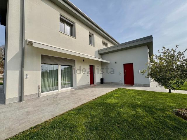 Case e ville in vendita di 300 m² in Via della Libertà