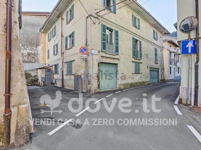 Case e ville in vendita di 300 m² in Via delle Fontane, 27