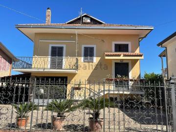 Case e ville in vendita di 300 m² in Via delle Margherite, 25