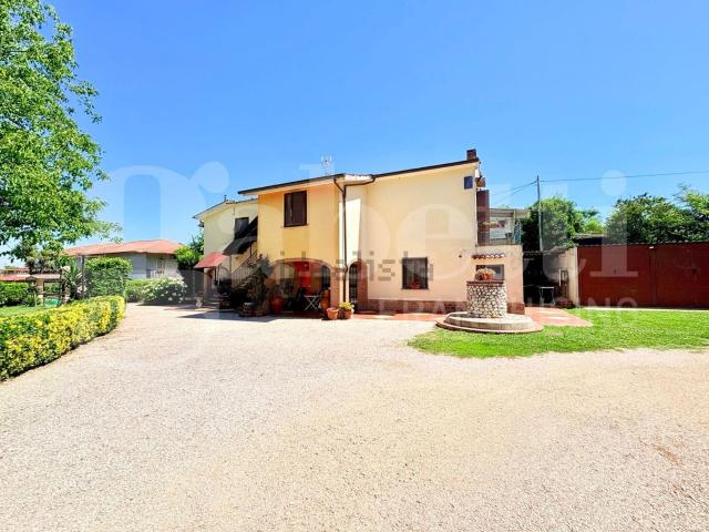 Case e ville in vendita di 300 m² in Via delle Nazioni Unite, 41