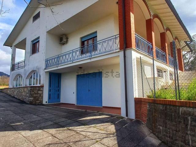 Case e ville in vendita di 300 m² in Via di Castello, 17