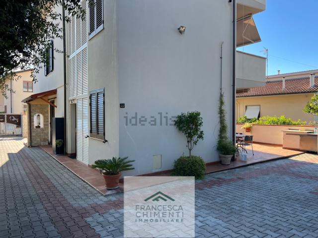 Case e ville in vendita di 300 m² in Via di Serragrande