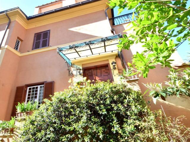 Case e ville in vendita di 300 m² in Via di Vigna Jacobini