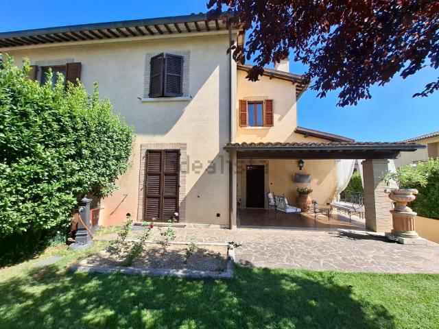 Case e ville in vendita di 300 m² in Via Dritta del Marchigiano