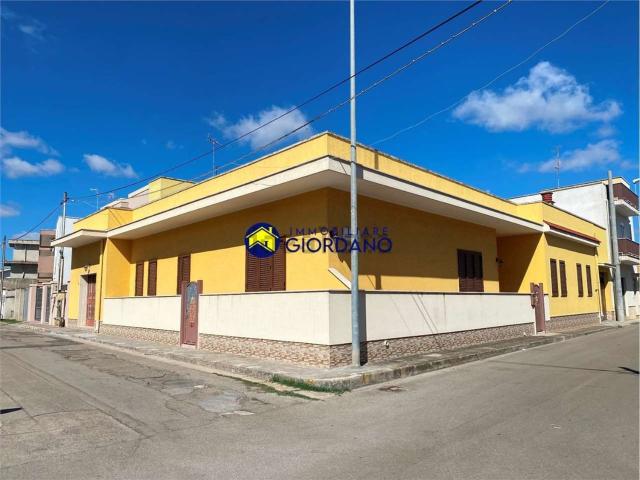 Case e ville in vendita di 300 m² in Via Einaudi, 15
