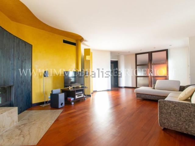 Case e ville in vendita di 300 m² in Via Ettore Pozzoni