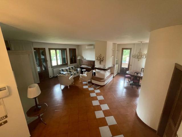 Case e ville in vendita di 300 m² in Via Eugenio Montale
