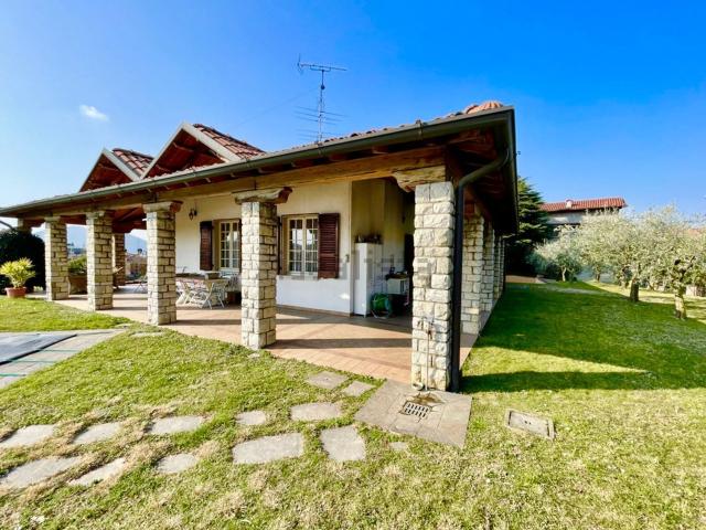 Case e ville in vendita di 300 m² in Via F.lli Calabria