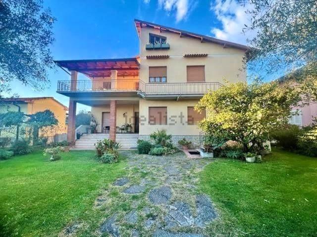 Case e ville in vendita di 300 m² in Via Foccola