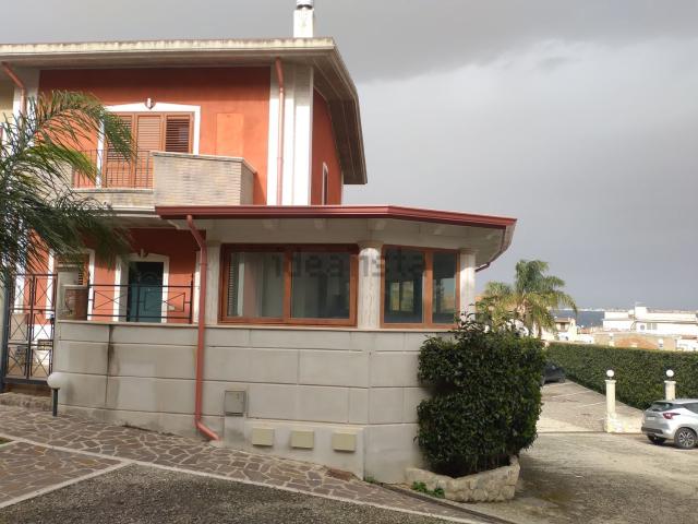 Case e ville in vendita di 300 m² in Via Fontana Vecchia Cannitello