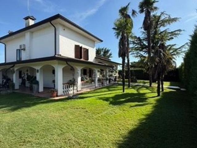 Case e ville in vendita di 300 m² in Via Fornaci