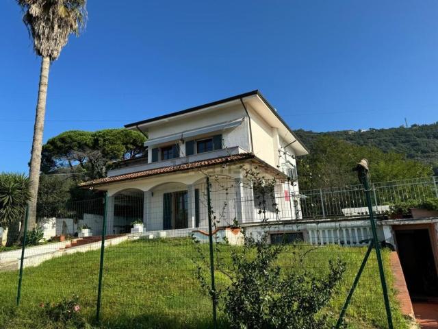 Case e ville in vendita di 300 m² in Via Fossone Alto