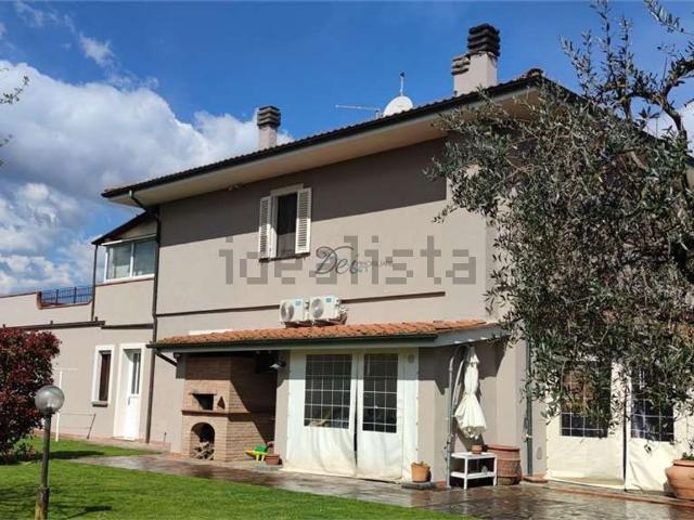 Case e ville in vendita di 300 m² in Via Fossanuova