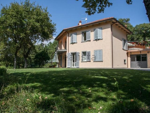 Case e ville in vendita di 300 m² in Via Francesco Crispi