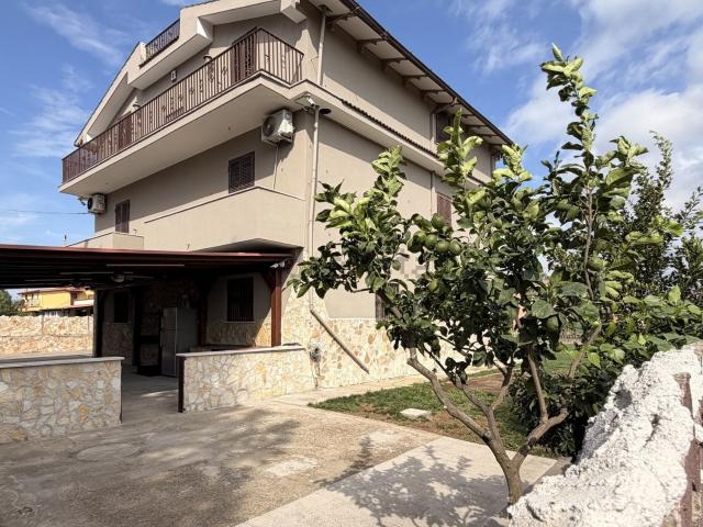 Case e ville in vendita di 300 m² in Via Imele