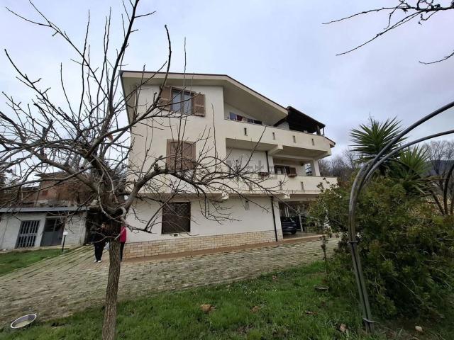 Case e ville in vendita di 300 m² in Via Incoronata