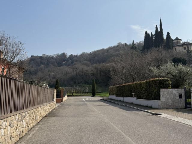 Case e ville in vendita di 300 m² in Via Isonzo, 8