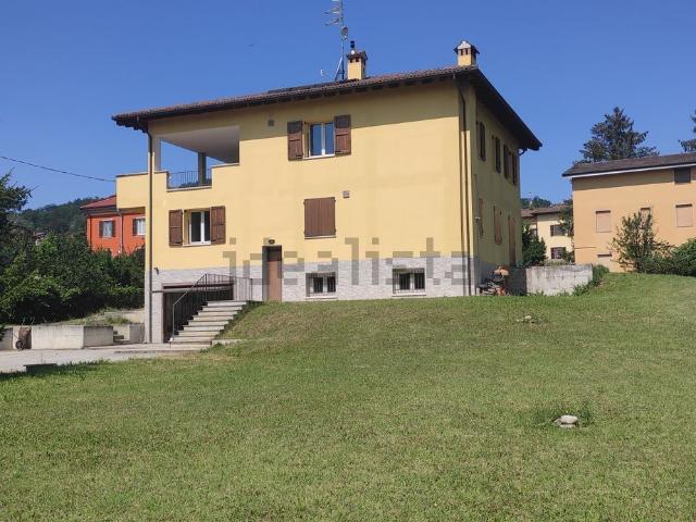 Case e ville in vendita di 300 m² in Via OVADA