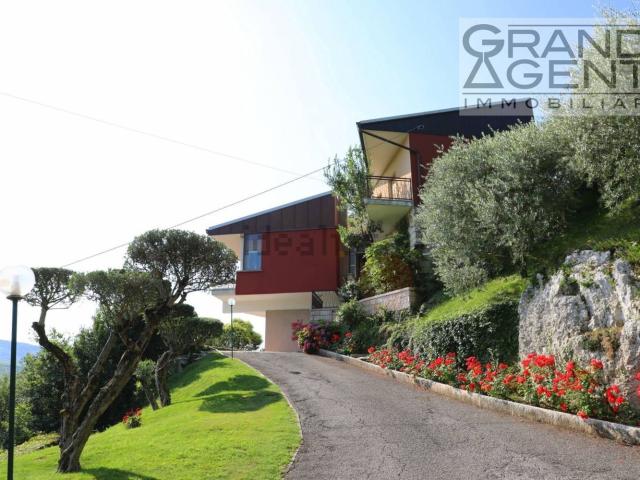 Case e ville in vendita di 300 m² in Via la Guardia, 4