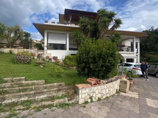 Case e ville in vendita di 300 m² in Via Lago di Bolsena